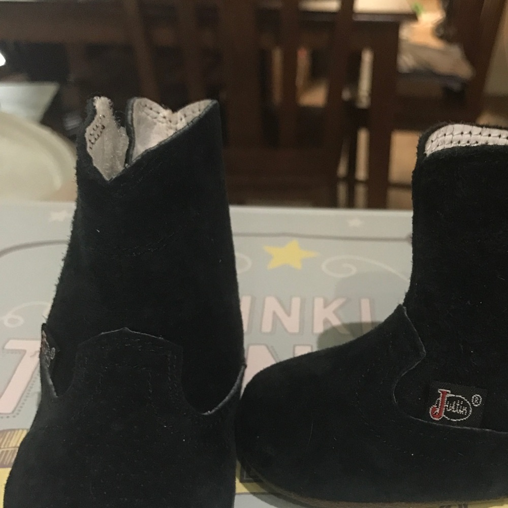 Newborn Justin's boots
