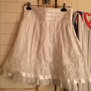 🎉😍 Beautiful white skirt with flower detailing