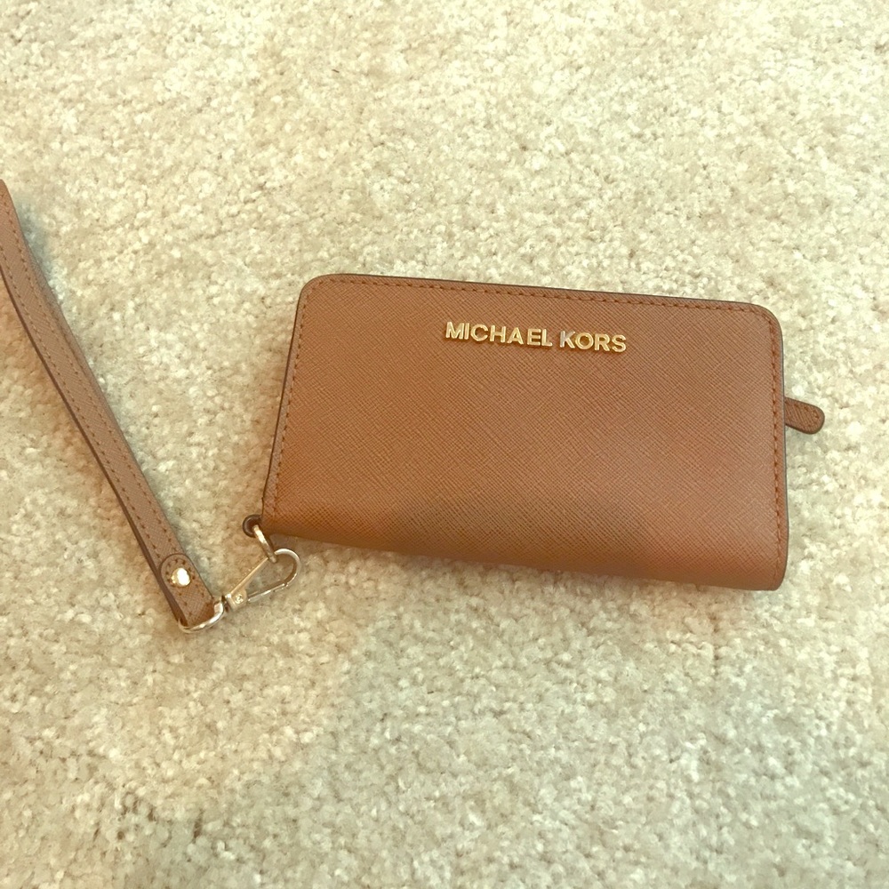 Michael kors wristlet tan