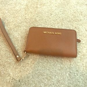 Michael kors wristlet tan