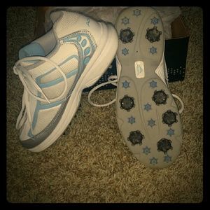 Women's golf shoes