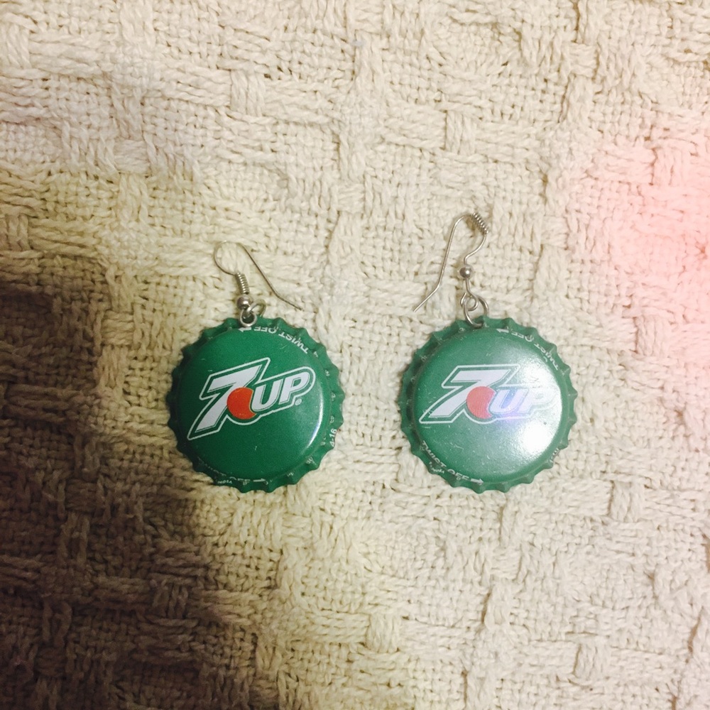 7up bottle cap dangle earrings! Vintage