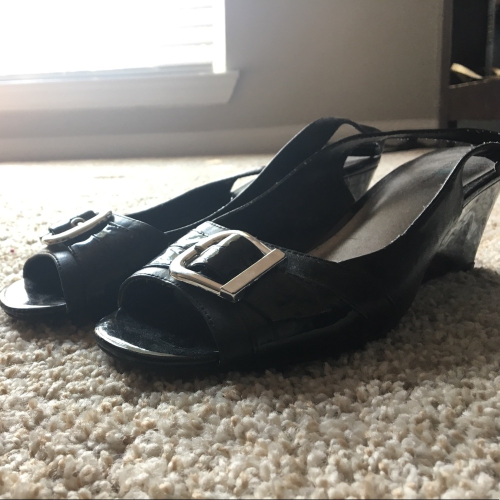 Jaclyn Smith black wedges