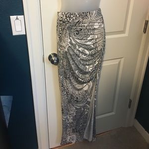 Cache maxi skit with leg slit