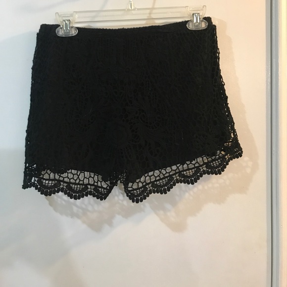 Black lace shorts - Picture 2 of 3