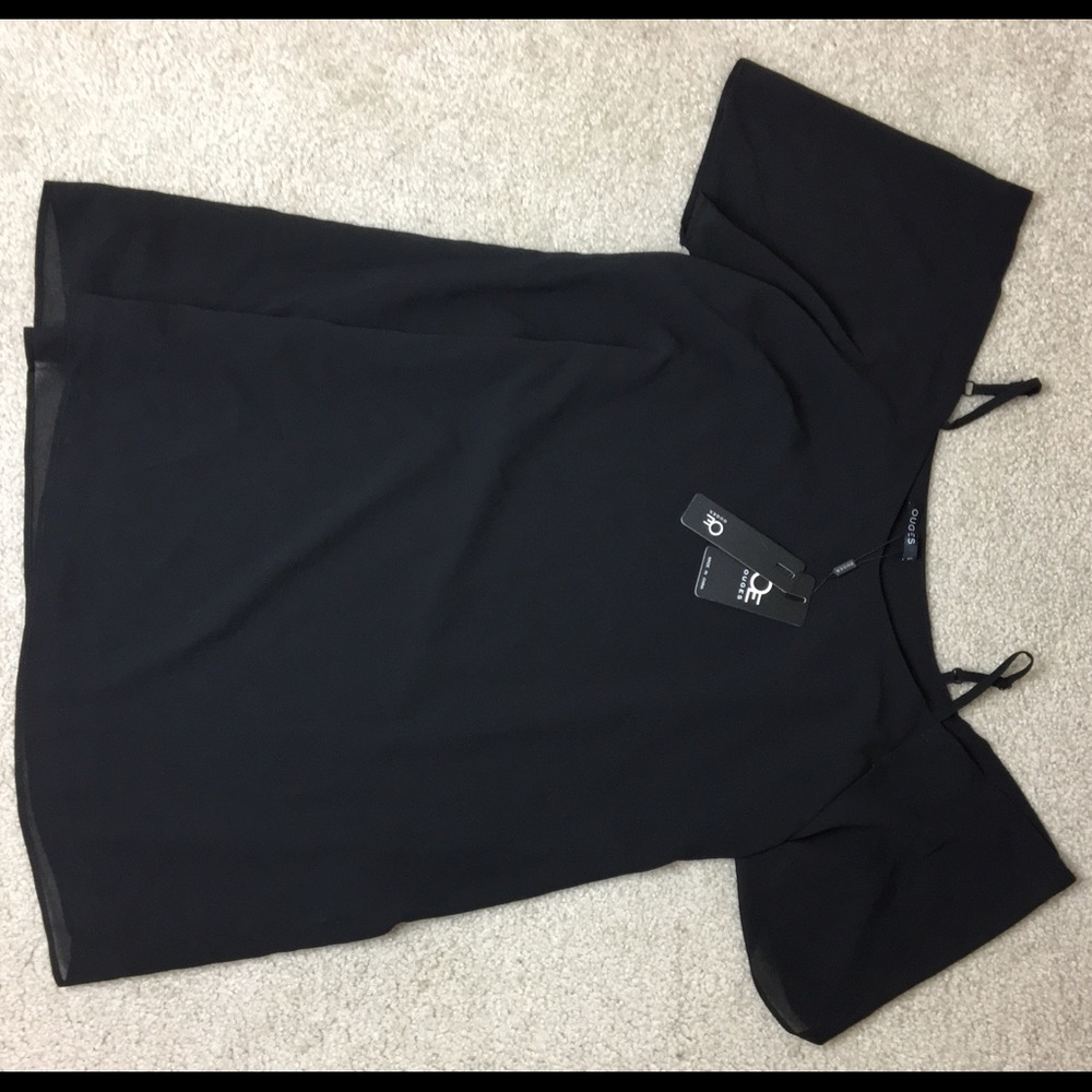 Long shoulder less top