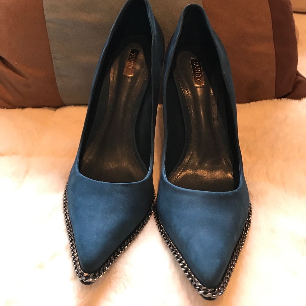 Shutz navy blue pump