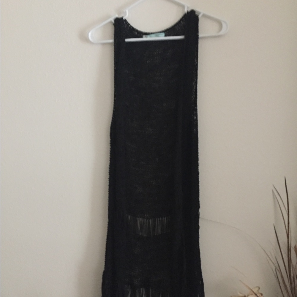 Black woven vest size L