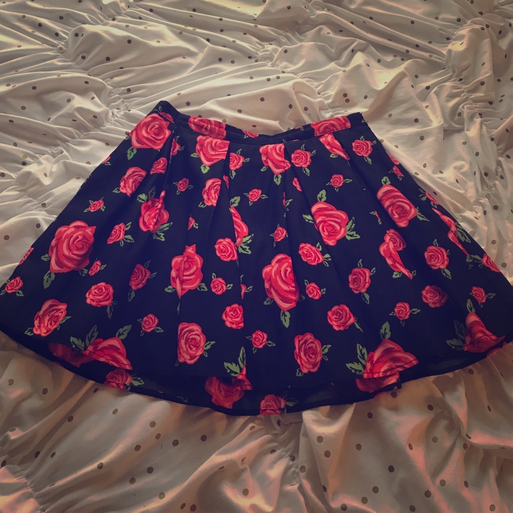 Forever 21 rose mini skirt 🌹