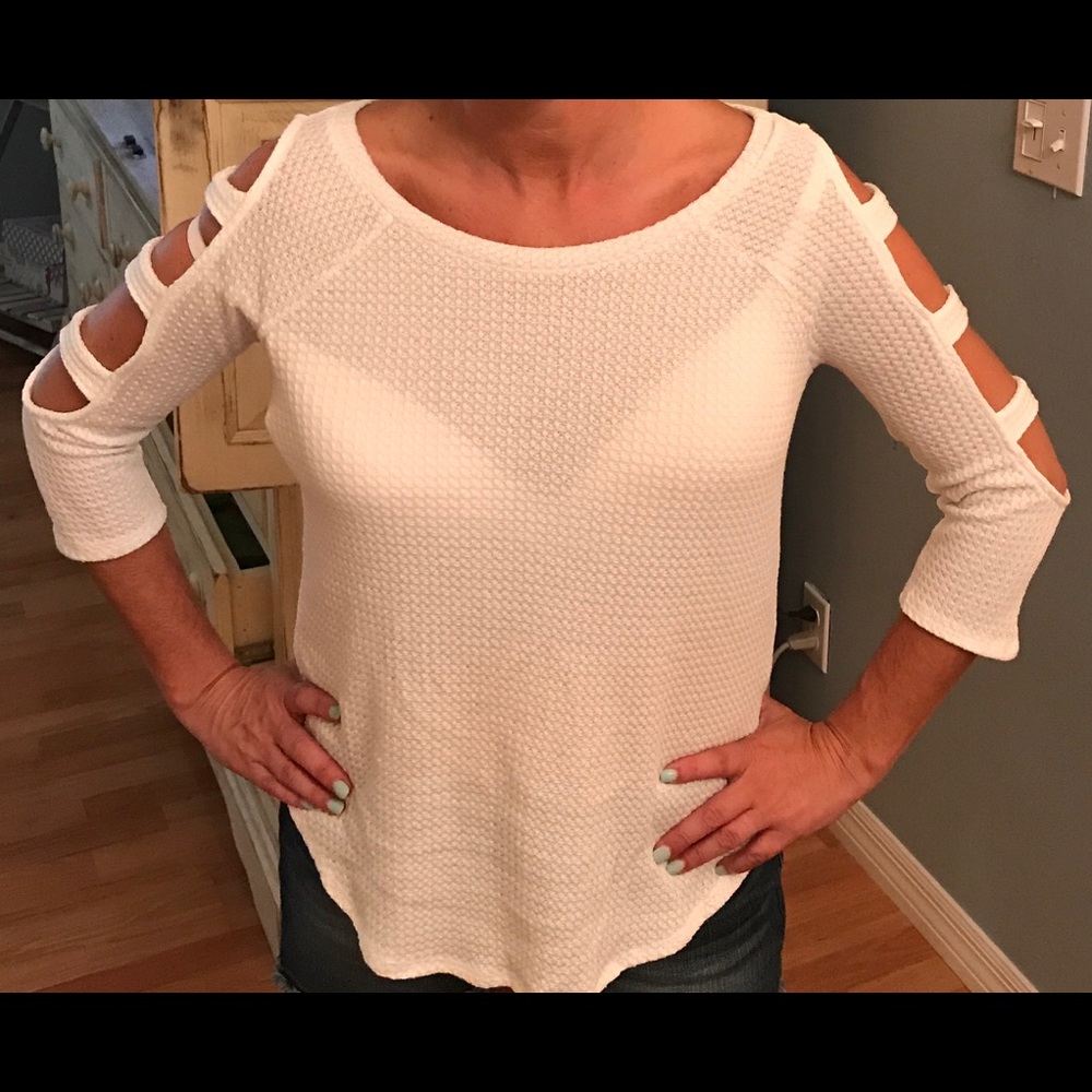 Light weight cut out arms top