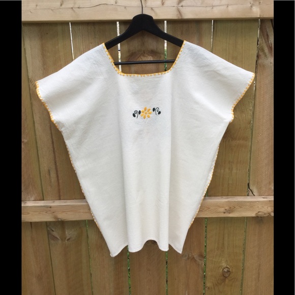 Mexican hand embroidered floral top - Picture 4 of 7