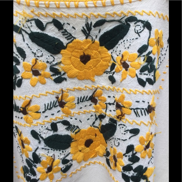Mexican hand embroidered floral top - Picture 6 of 7