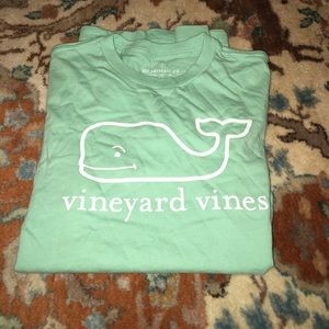 vineyard vines t shirt