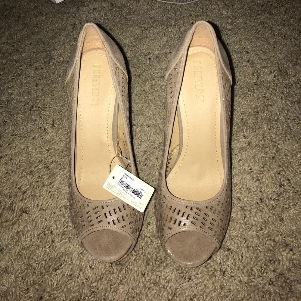 Never worn heels - tan siZe 8