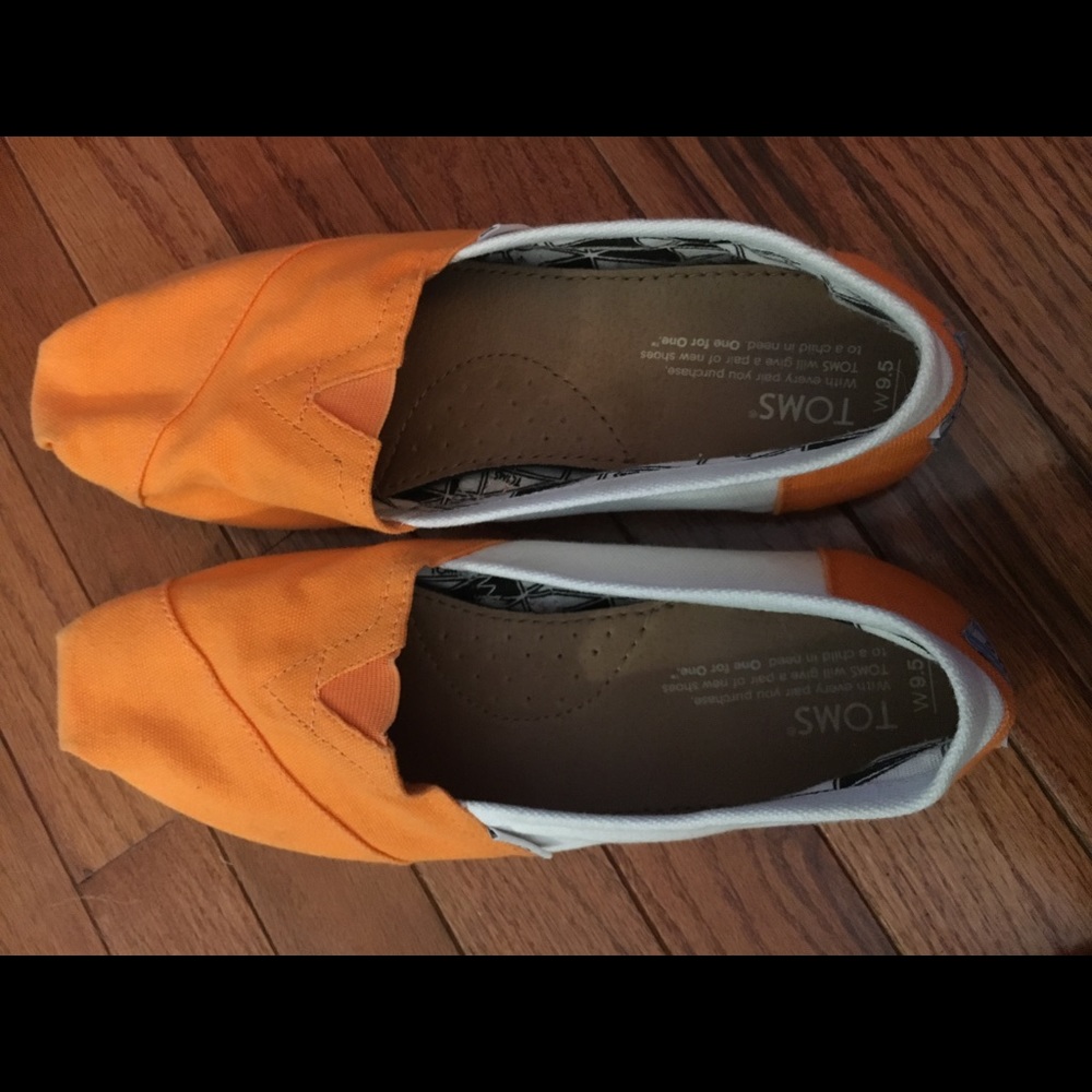 Orange and white game day toms women 9.5 Tennessee