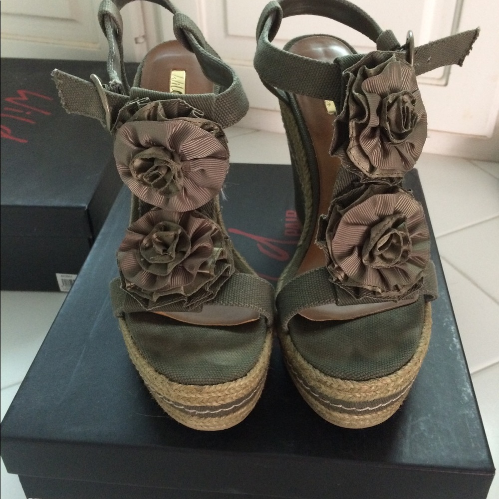Wild Pair Olive Weges