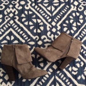 Qupid Taupe Booties 💕
