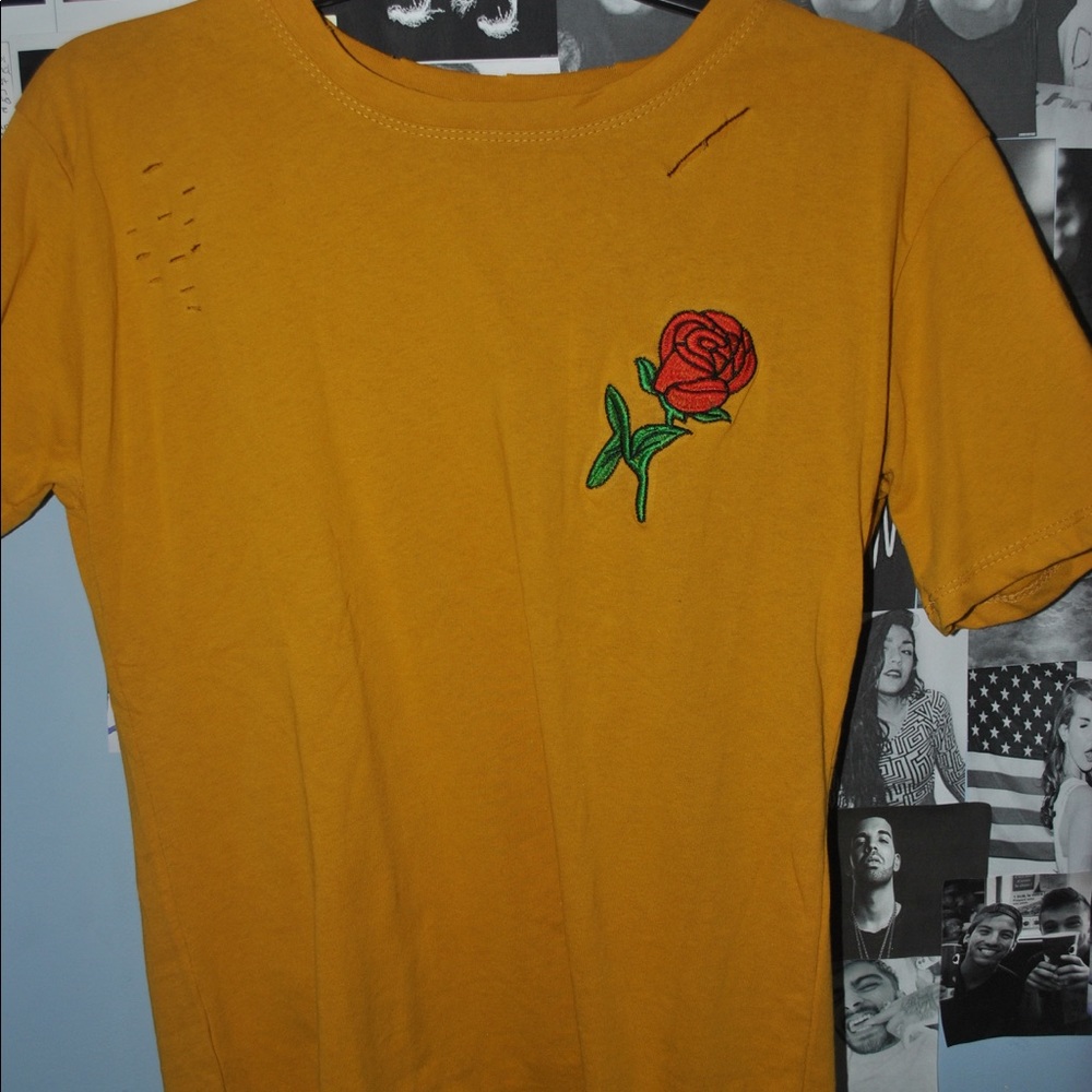 YELLOW ROSE RIPPED TEE