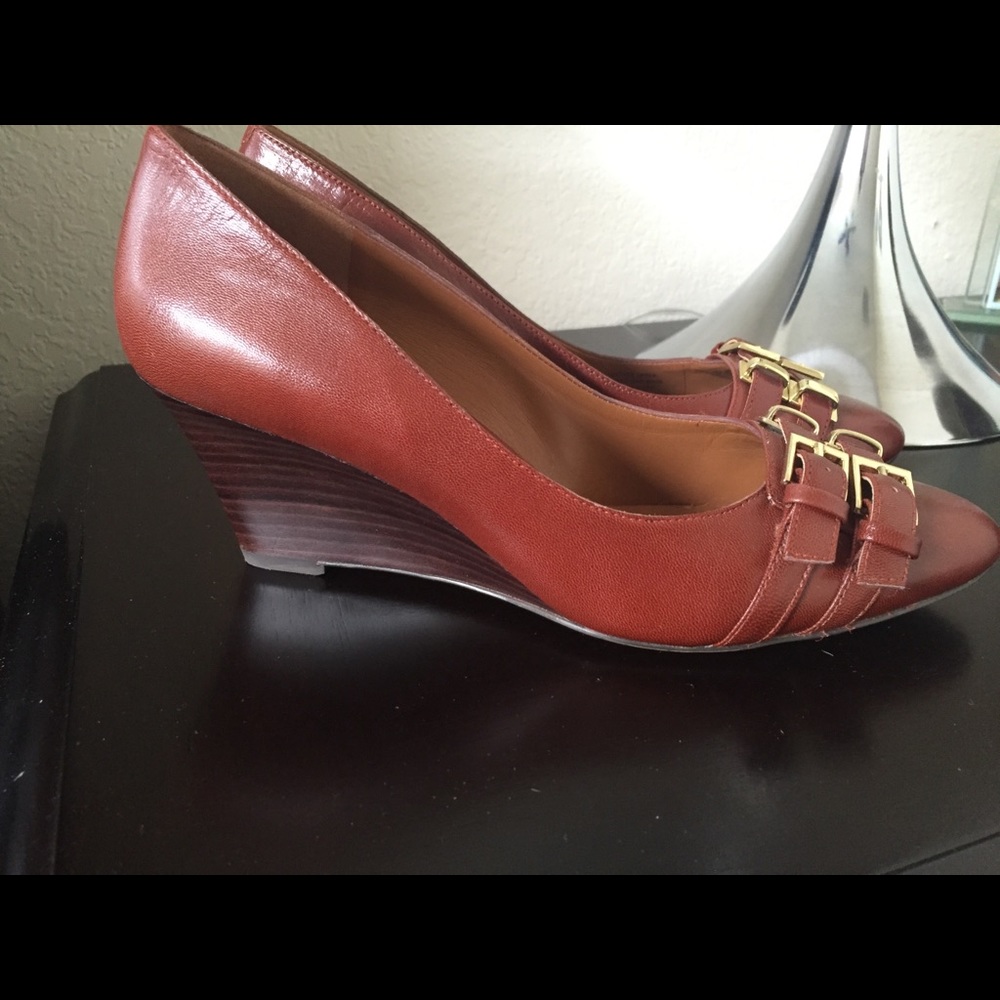 Brown leather Nine West wedge.