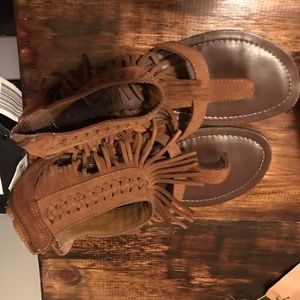 MINNETONKA FRINGE SANDALS