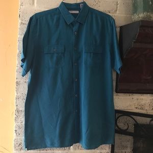 Men's short sleeve shirt.