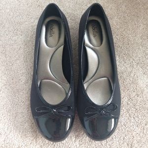 Abella Lindy cap toe 1" wedge, size 9.