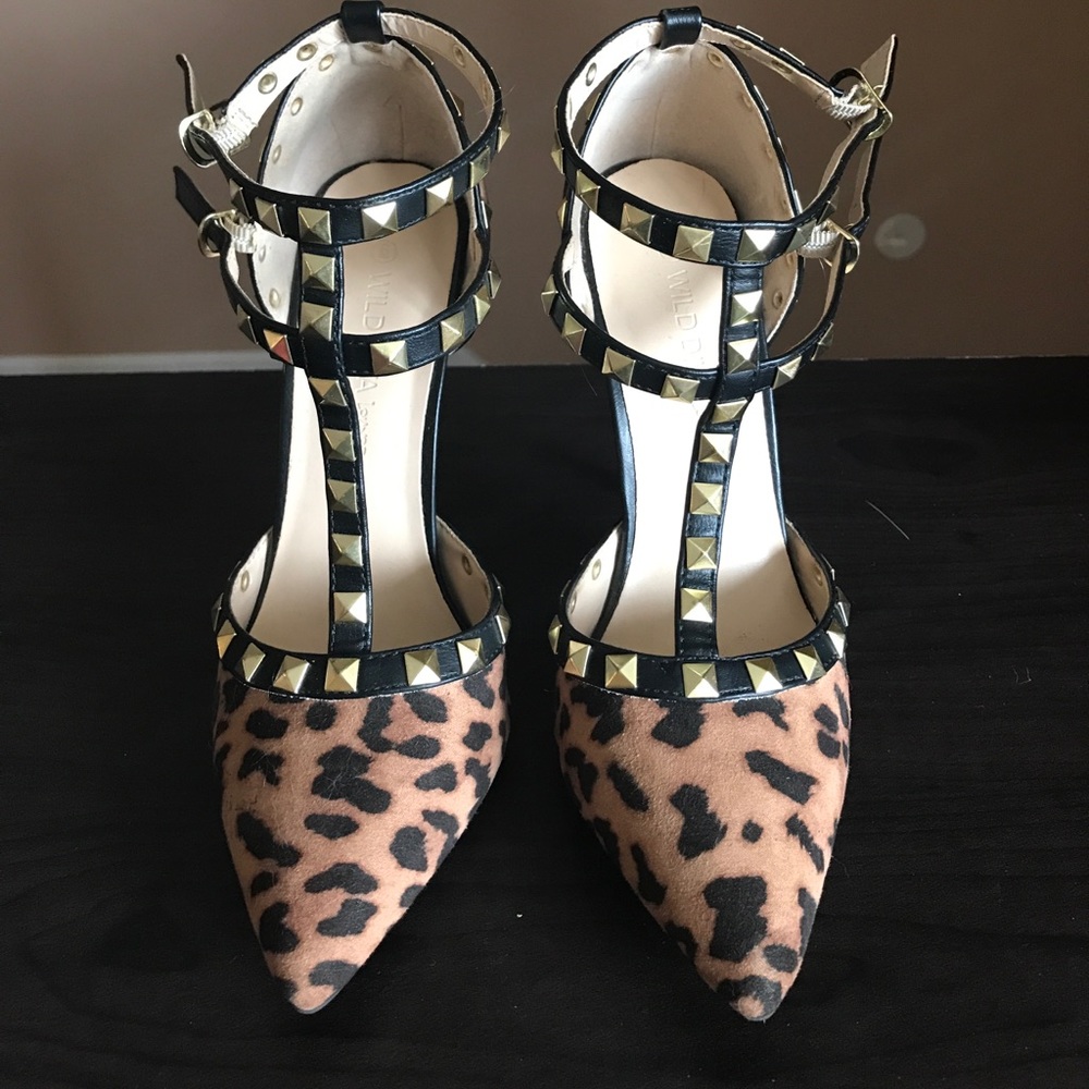 Cheetah printed studded strapped pumps