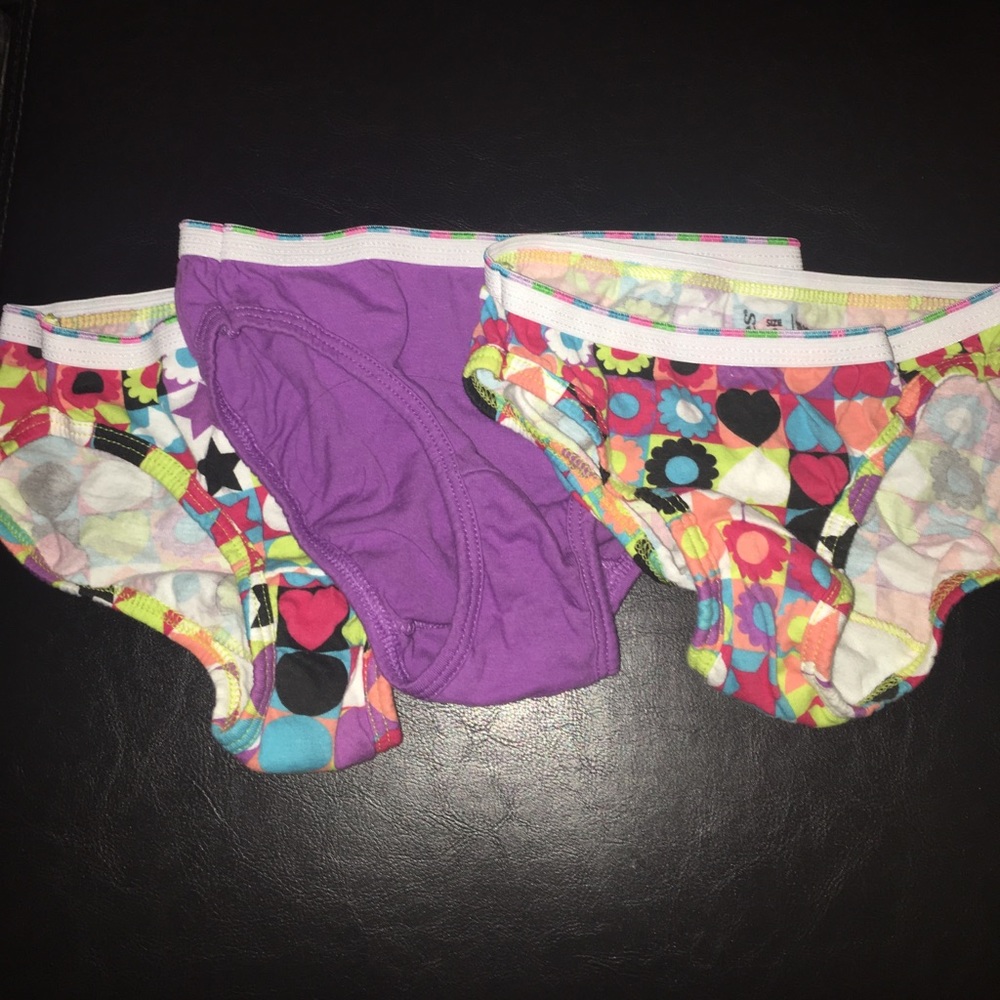 Lot of 3 NWOT Hanes girls briefs size 8!
