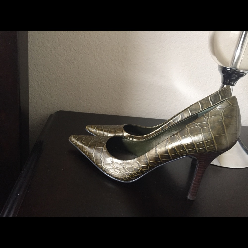 Nine West leather pumps.