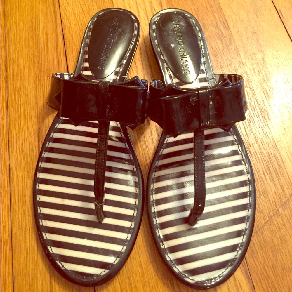NWOB Arturo Chiang black bow sandals size 6.5
