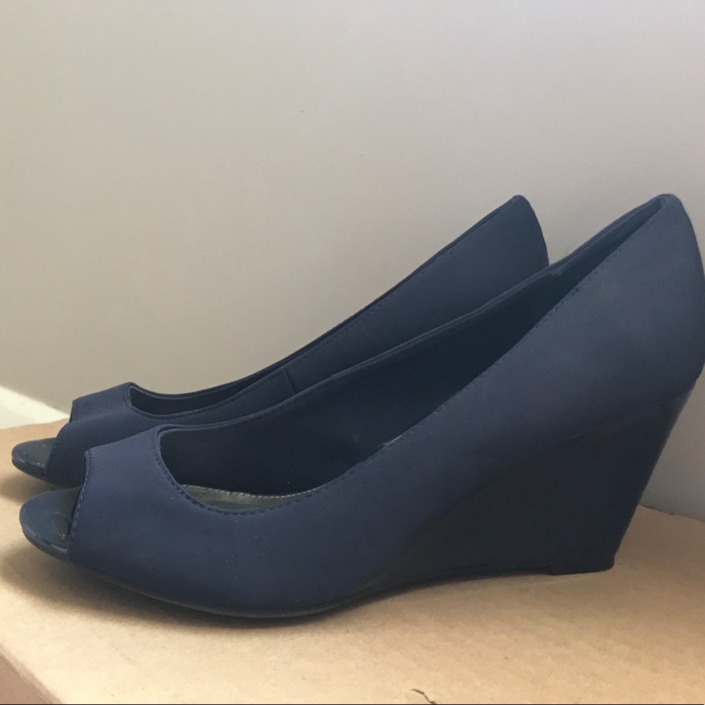 Bandolino navy patent and fabric open-toe wedge