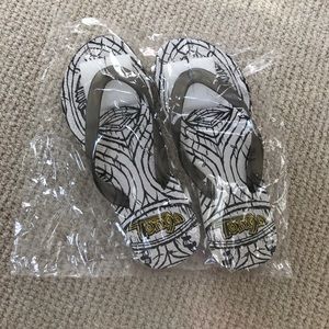 Small flip flops (Never worn)