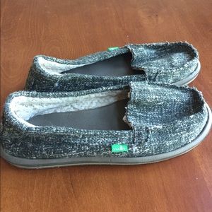 Green and Cream felt winter Sanuk shoes