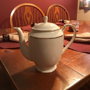 Mikasa fine ivory LAD-10 Stanton Gold teapot