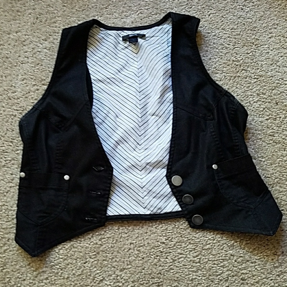 Cute black crop vest
