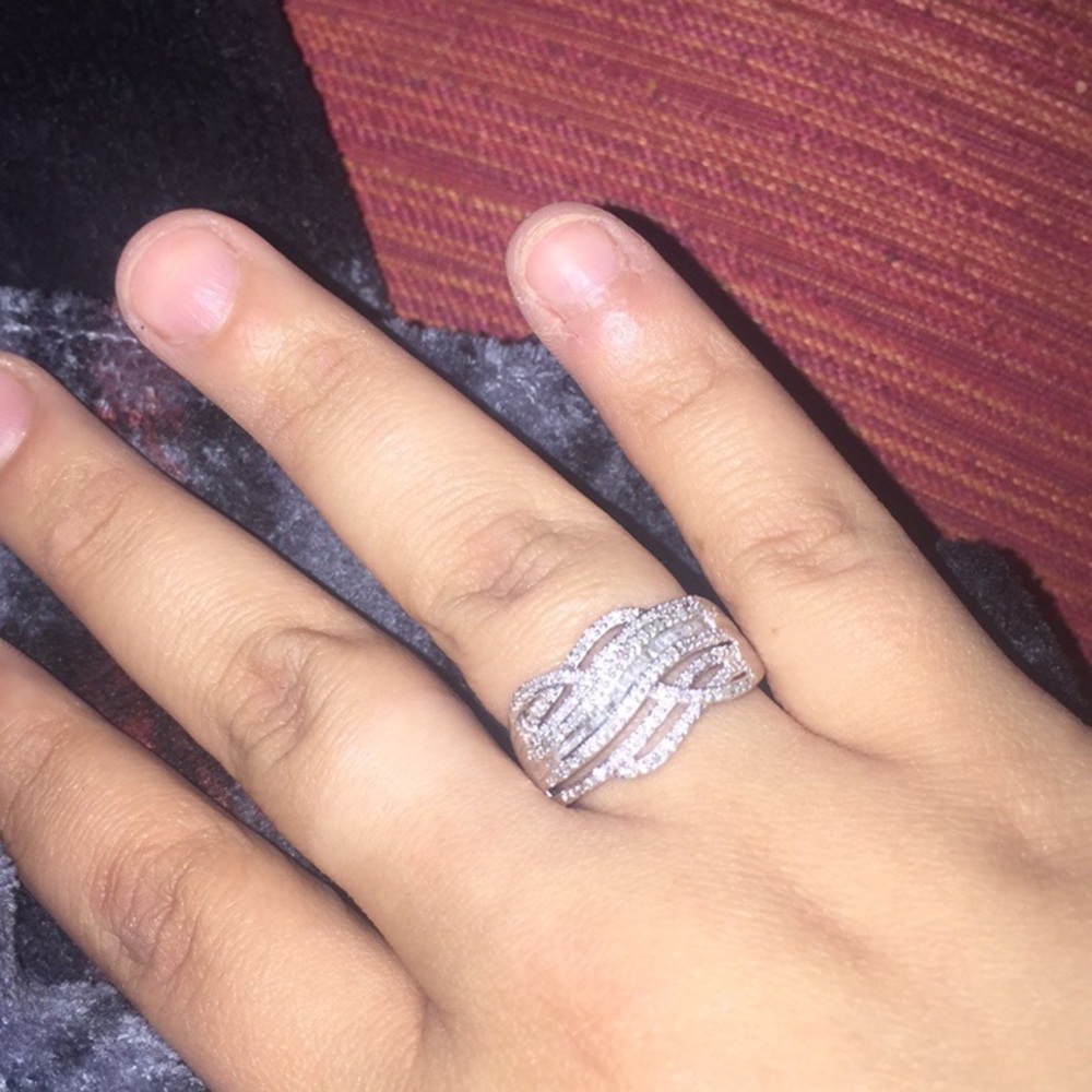 Round baguette diamond ring