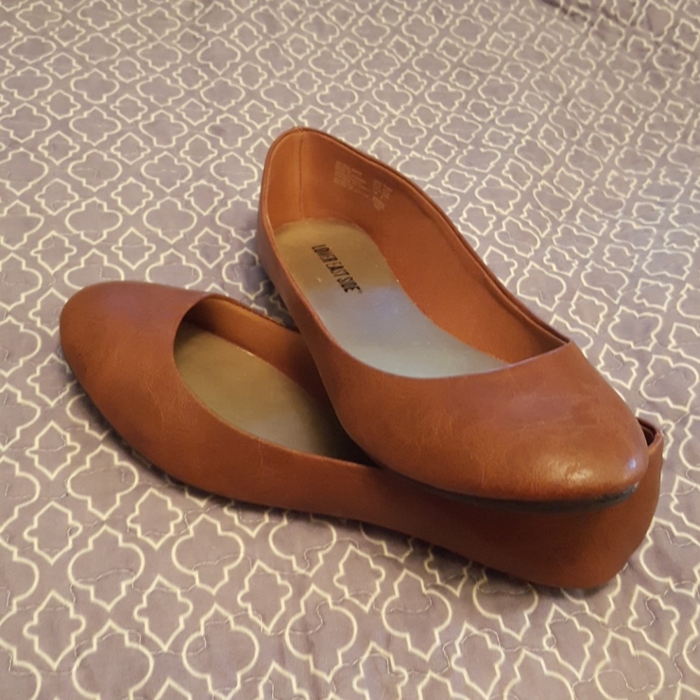 8 1/2 Wide Brown Flats