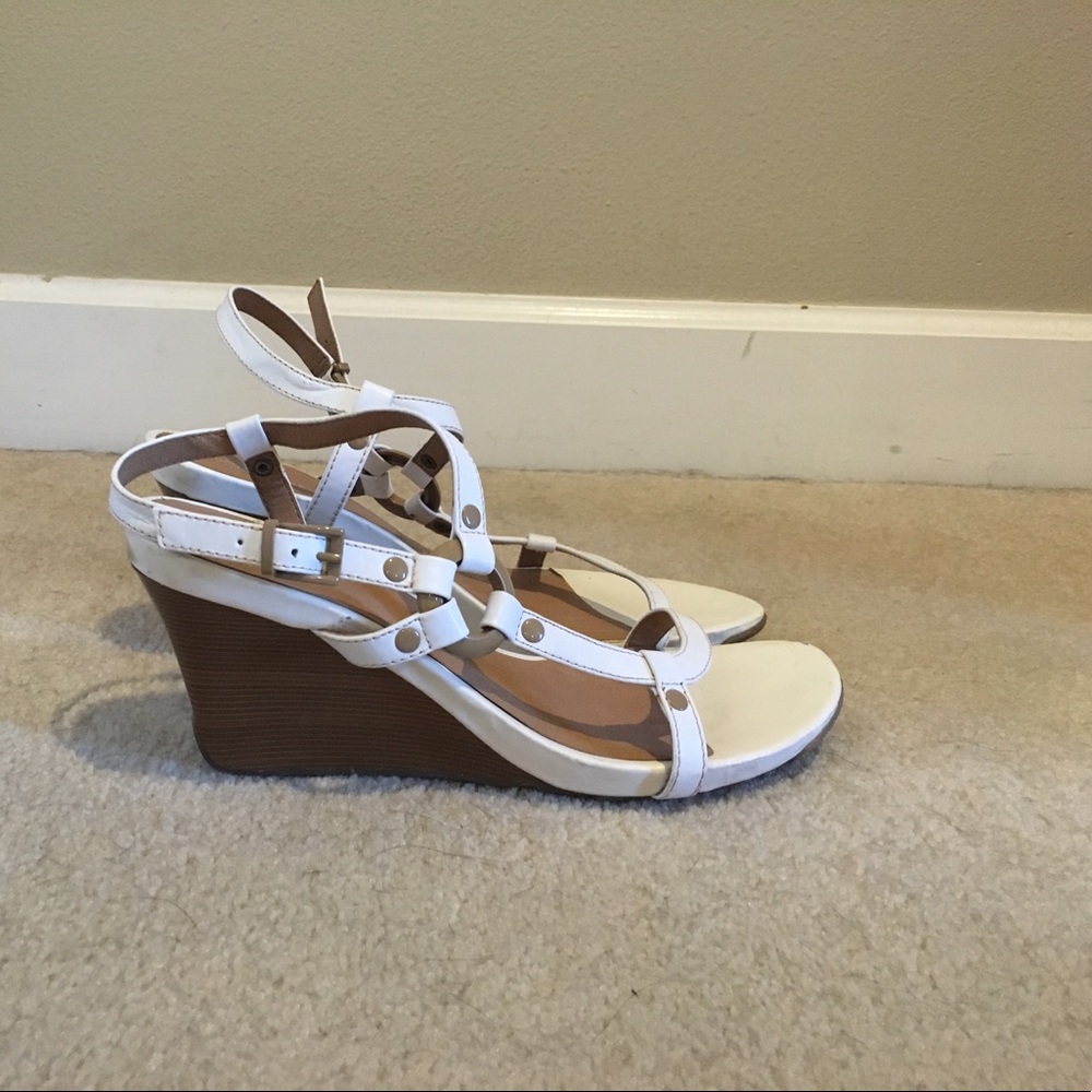 White wedge heel with tan detailing
