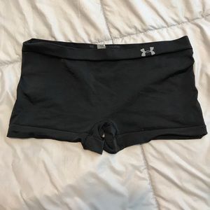NWOT-🎉Underarmour mini/short spandex🎉