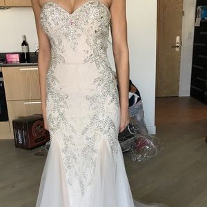 LIKE NEW BEAUTIFUL DRESS white macduggal