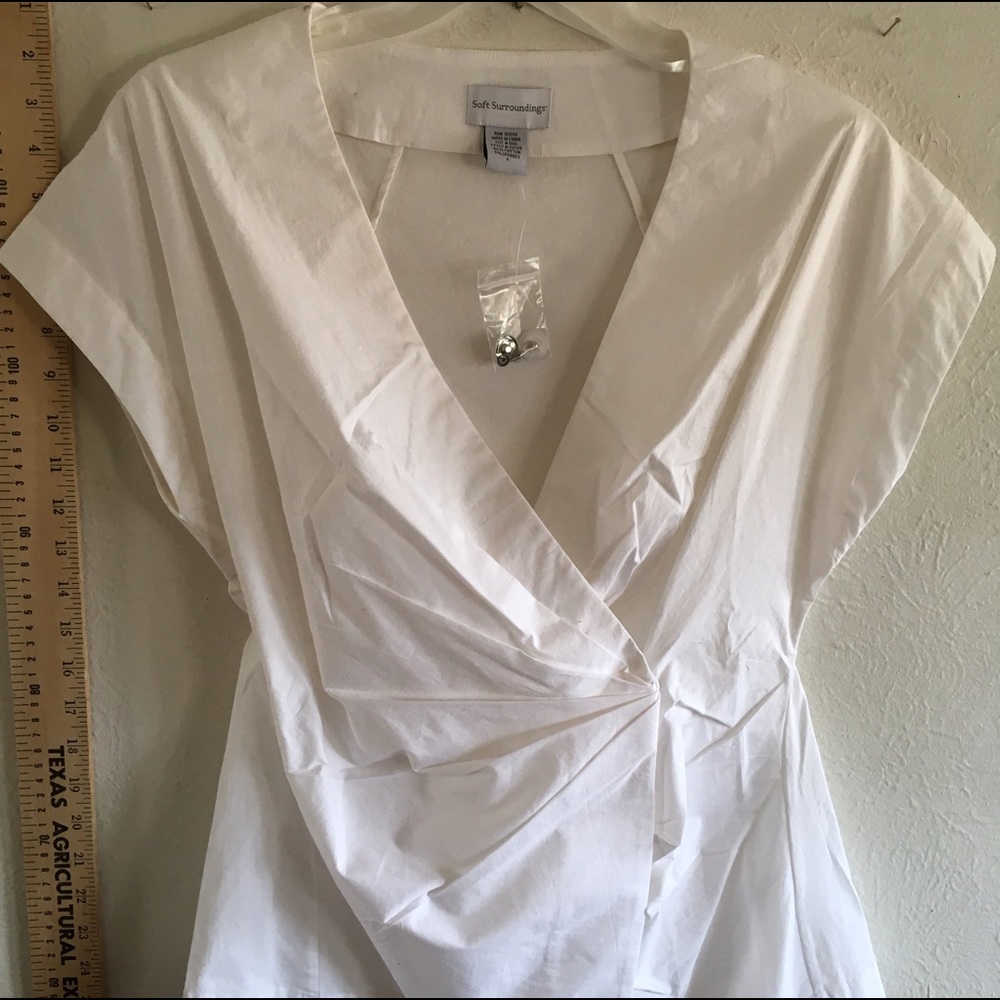 Super trendy NWT new white crisp side ruching top