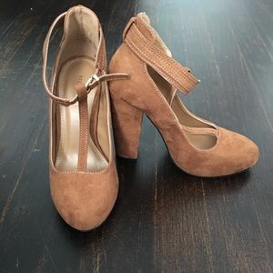 Size 5 NWOT attention suede heels