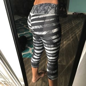 Lululemon black and white palm crops