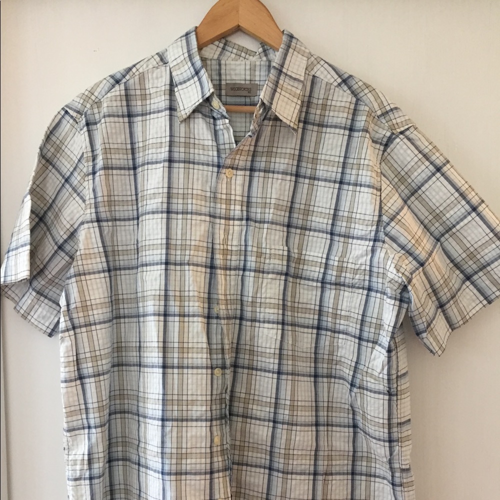 Window pane lightweight s/s buttoned down shirt.