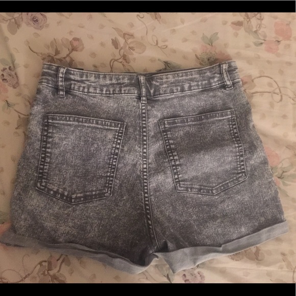 High-waisted H&M shorts - Picture 2 of 2