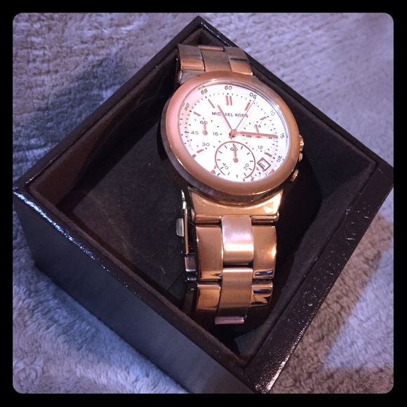 Michael Kors Rose Gold Dylan Watch Large - Picture 1 of 3
