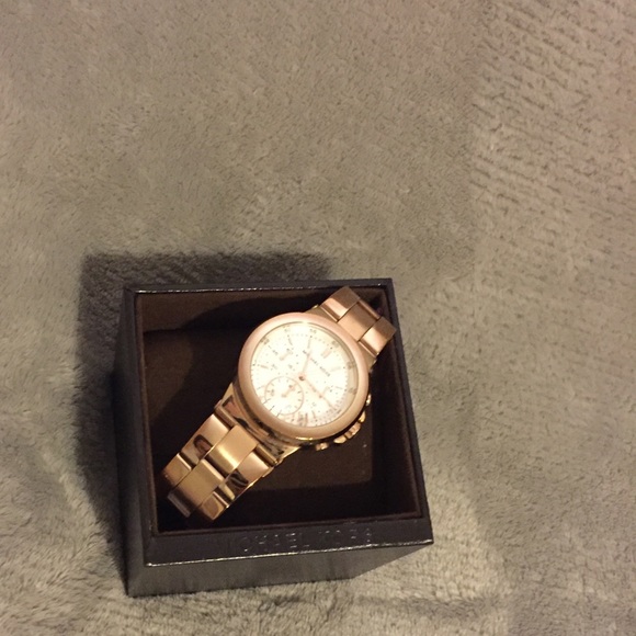 Michael Kors Rose Gold Dylan Watch Large - Picture 2 of 3