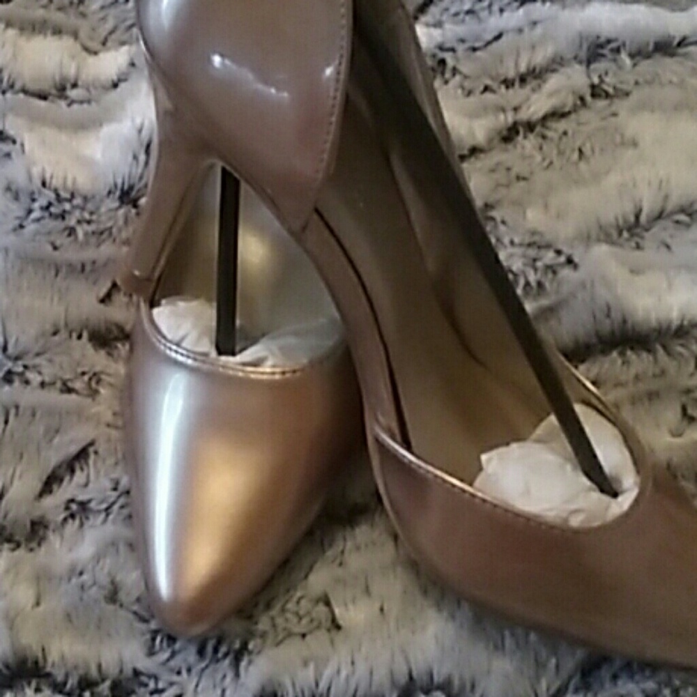 NWT Rose Gold High Shine Open Side Pumps