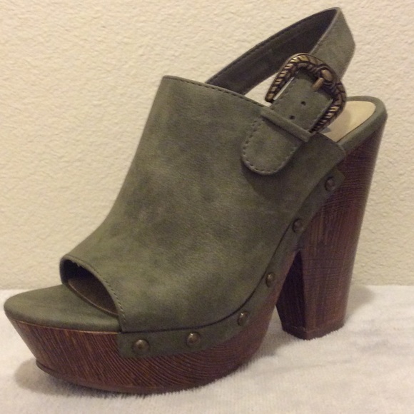 GUESS Buckled Platforms - Picture 2 of 4