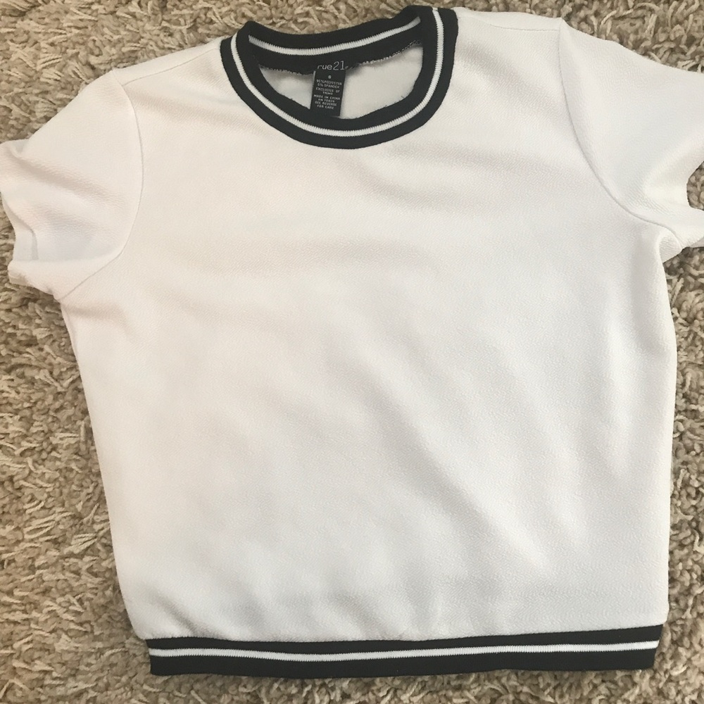 White rue21 crop top with black trim